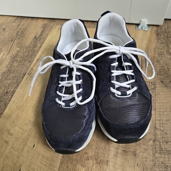 L.L. Bean Womens 6.5m Navy and White Sneakers - Picture 3 of 11